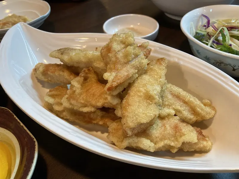 접시에 담긴 닭튀김