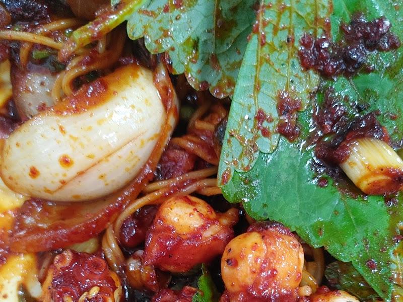 돌문어볶음과 소면, 깻잎이 어우러진 모습