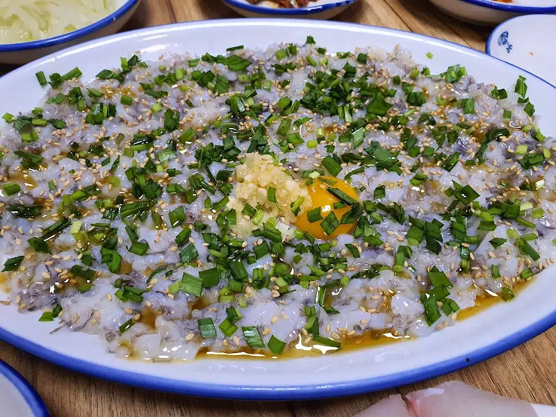 다양한 밑반찬과 민어회