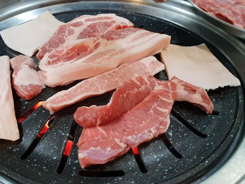 숯불 위에서 익어가는 삼겹살