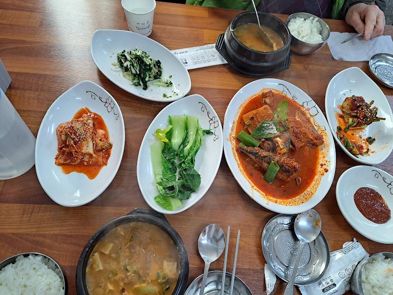 푸짐하게 차려진 또 다른 한 상