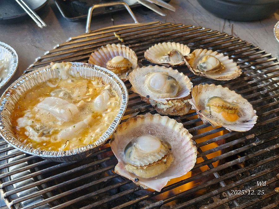 불판 위에서 맛있게 익어가는 조개들