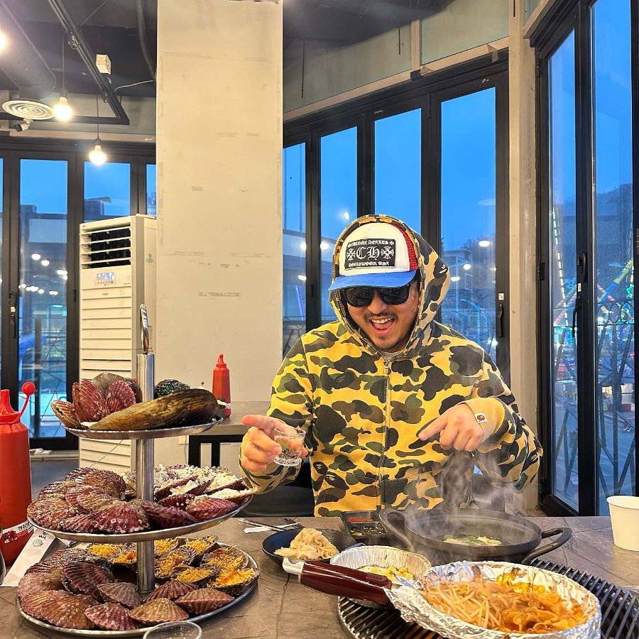 조개구이와 함께 즐거운 시간을 보내는 모습