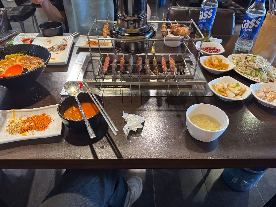 테이블 위에 차려진 푸짐한 양꼬치 한 상
