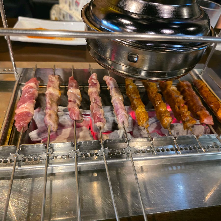숯불 위에서 맛있게 익어가는 양꼬치