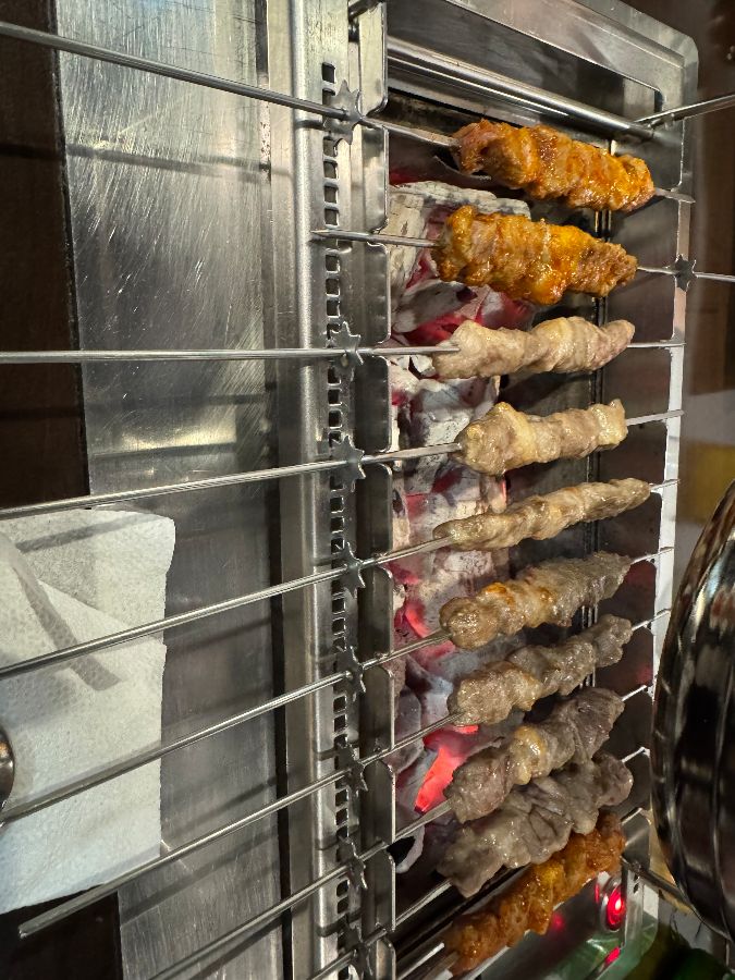 노릇하게 익어가는 양꼬치