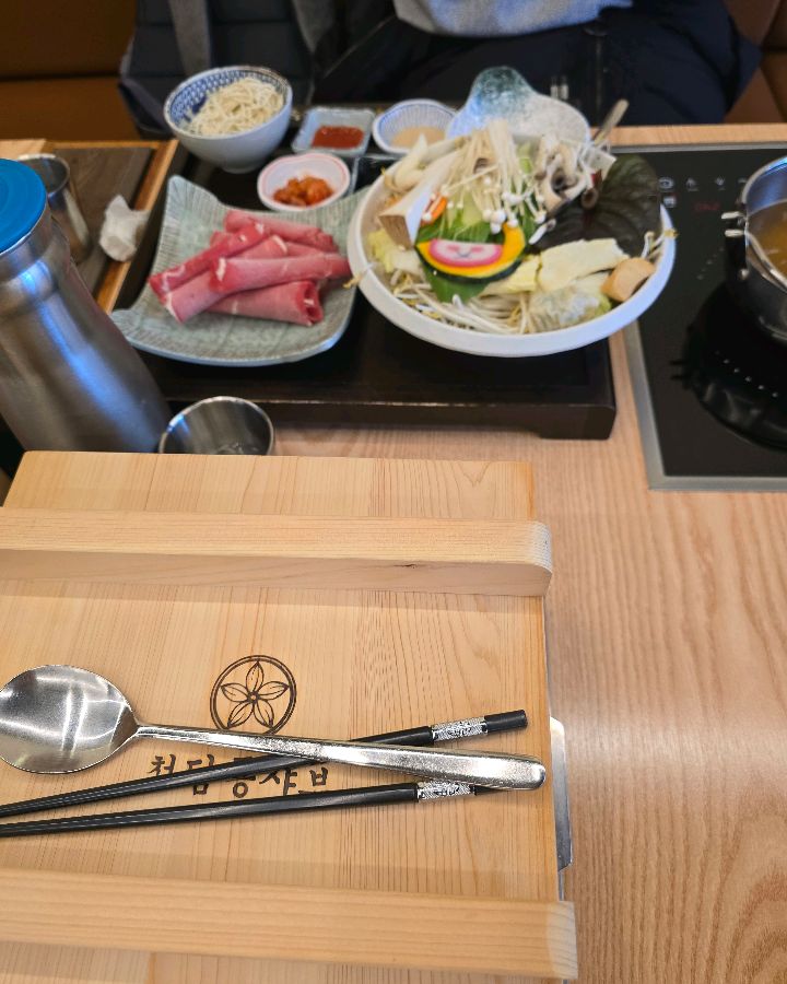 깔끔하게 정돈된 테이블 세팅