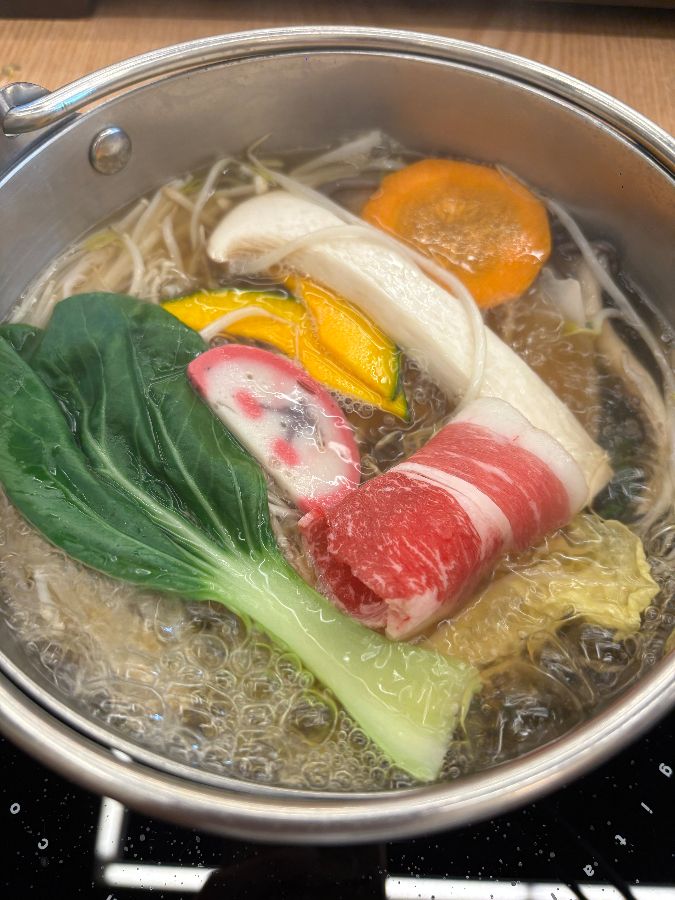 샤브샤브 육수에 고기와 야채를 함께
