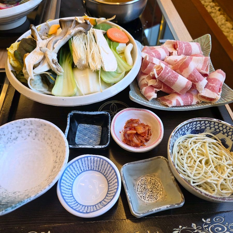 칼국수 사리를 넣어 끓인 샤브샤브