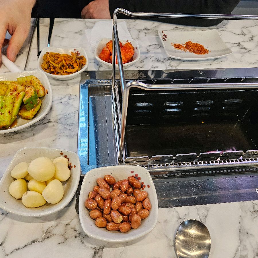 다양한 곁들임 찬들이 정갈하게 차려진 테이블