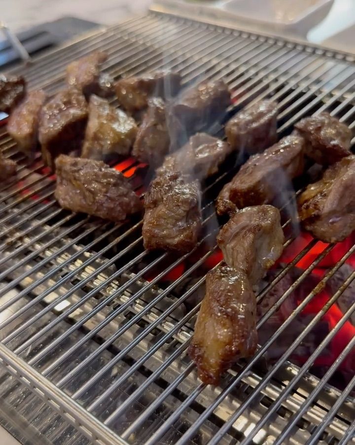 육즙 가득한 양갈비살이 숯불 위에서 맛있게 구워지는 모습