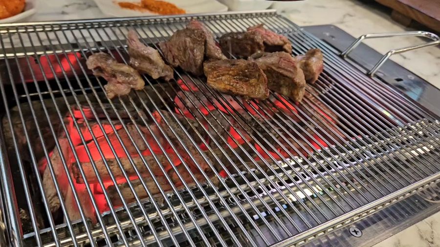숯불 위에서 맛있게 익어가는 양갈비살