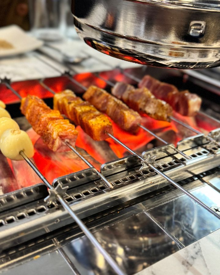 숯불에 구워지고 있는 양꼬치