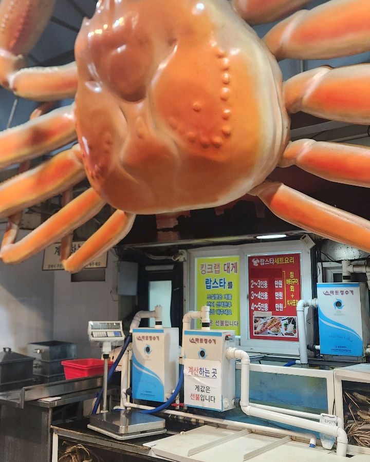 둥지횟집 입구에 설치된 커다란 대게 모형