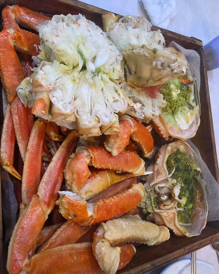 먹기 좋게 손질된 대게