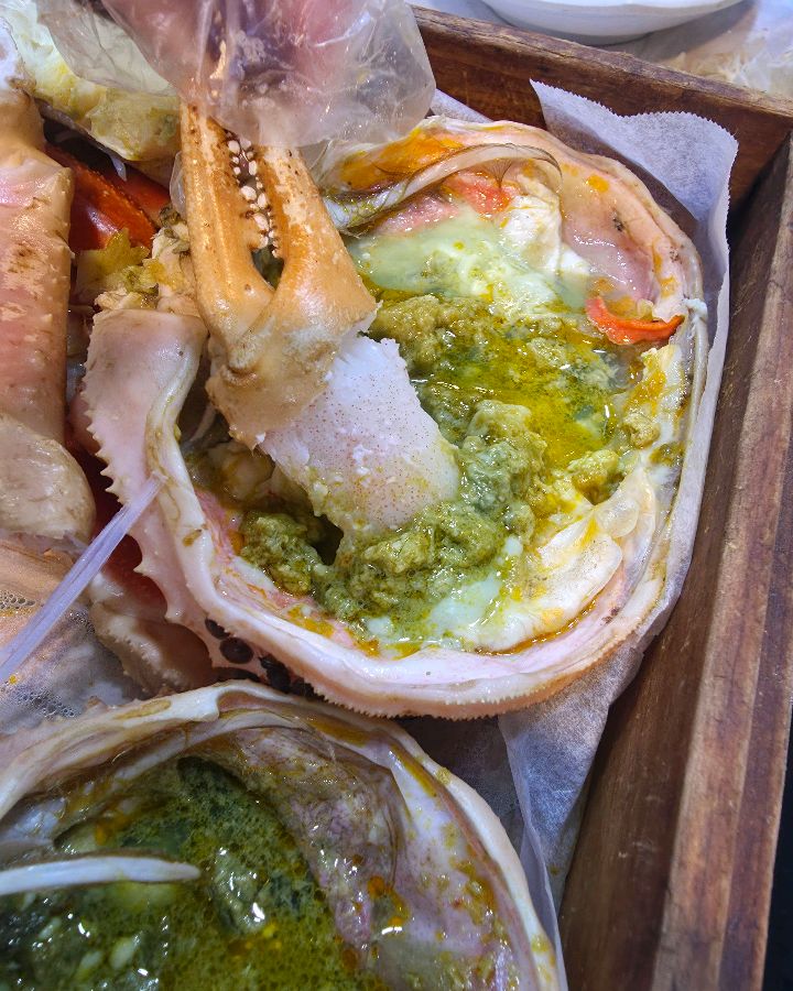 대게 껍데기에 담긴 녹진한 내장