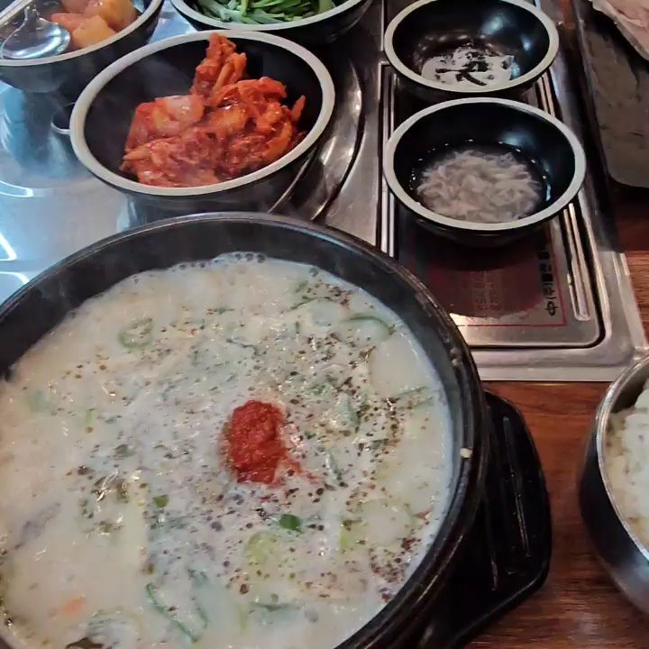뽀얀 국물에 다진 양념이 올라간 순대국밥