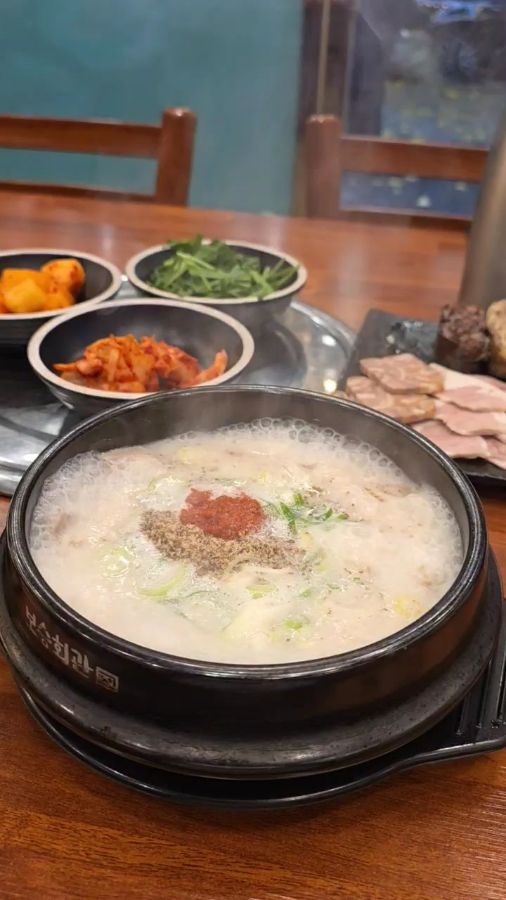 순대와 수육이 푸짐하게 들어간 순대국밥