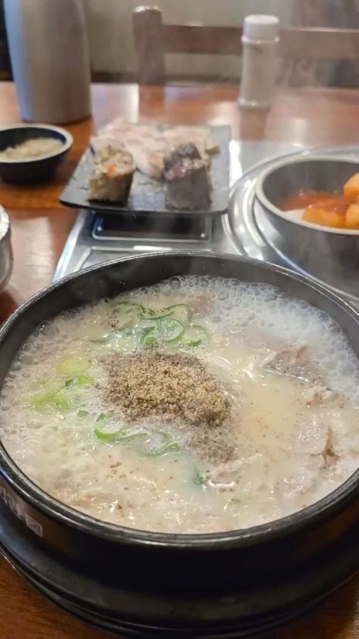 따뜻한 순대국밥 한 상 차림