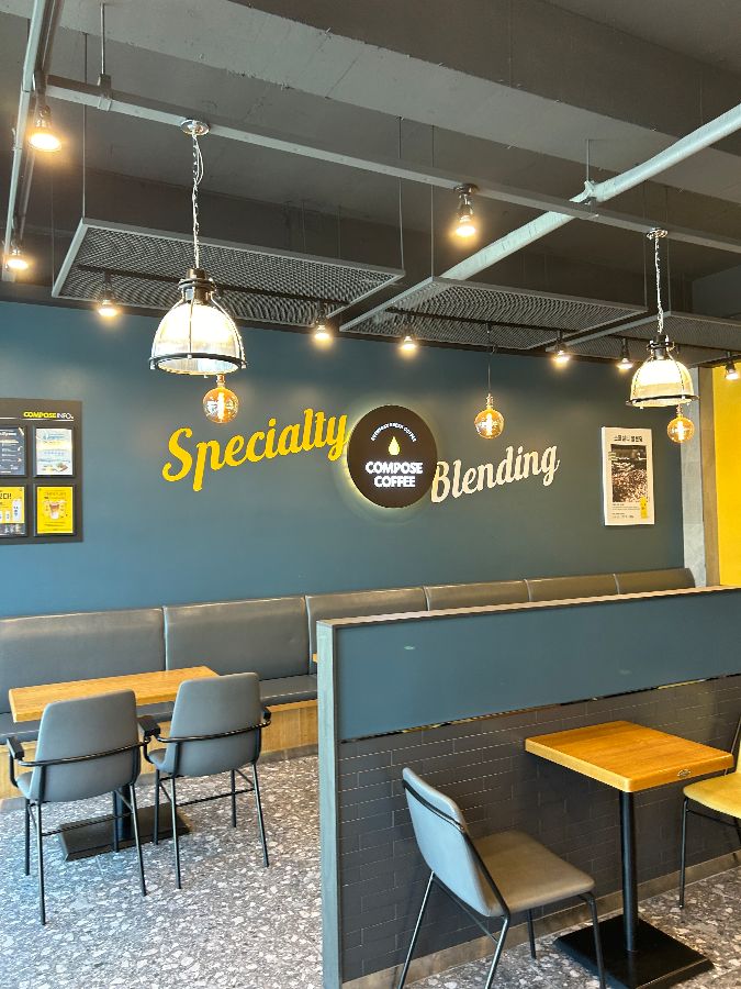 컴포즈커피 창녕말흘점 내부 인테리어