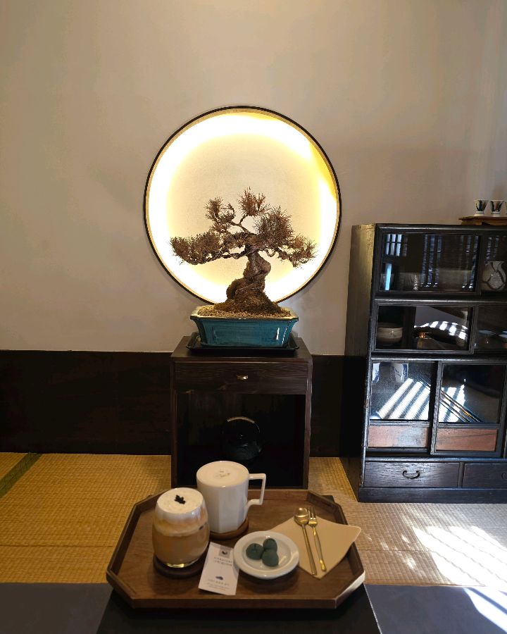 다다미방에서 즐기는 차 한 잔의 여유로운 모습