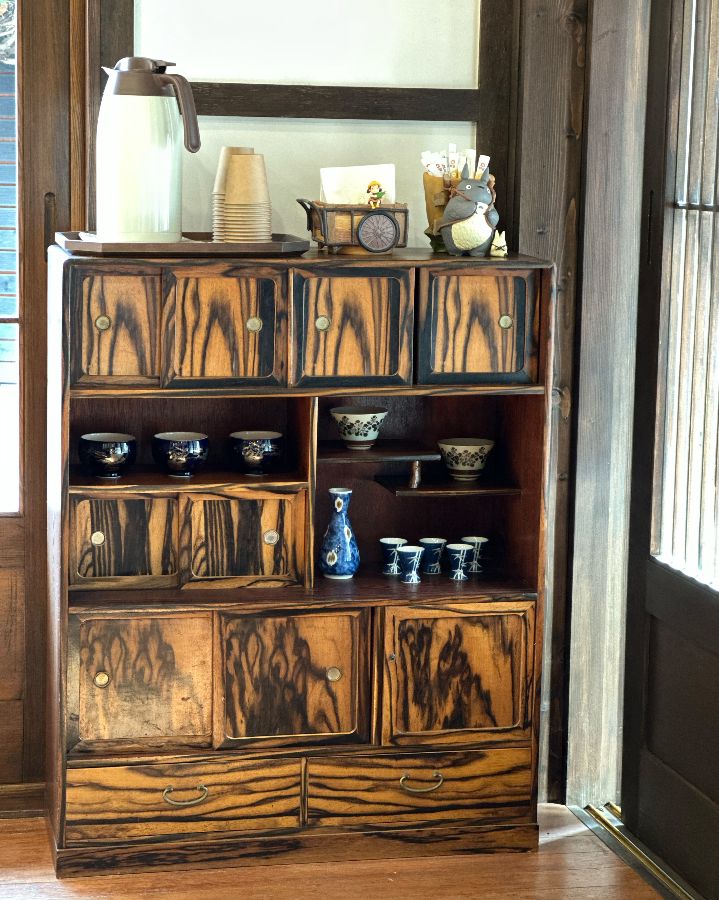 일본풍 장식장: 섬세한 디자인이 돋보이는 나무 장식장