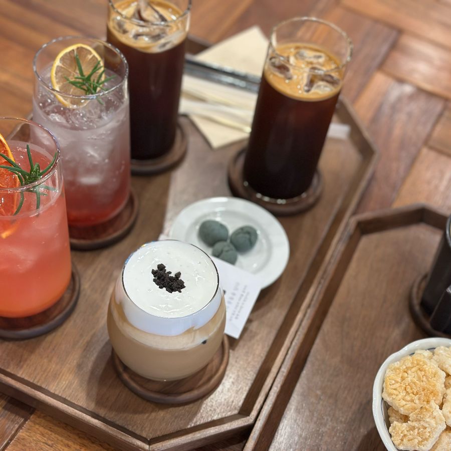 다양한 음료와 앙증맞은 화과자의 조화