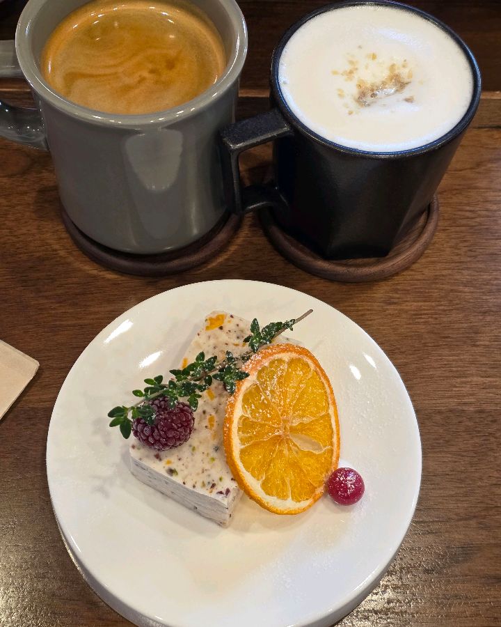 향긋한 커피와 달콤한 디저트의 완벽한 조화