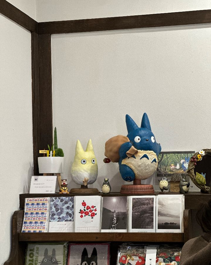 토토로 캐릭터 장식: 아기자기한 소품들이 눈길을 사로잡습니다.