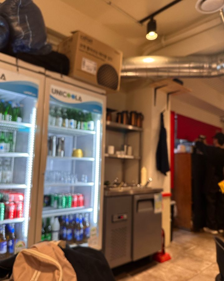 깔끔하게 정돈된 매장 내부