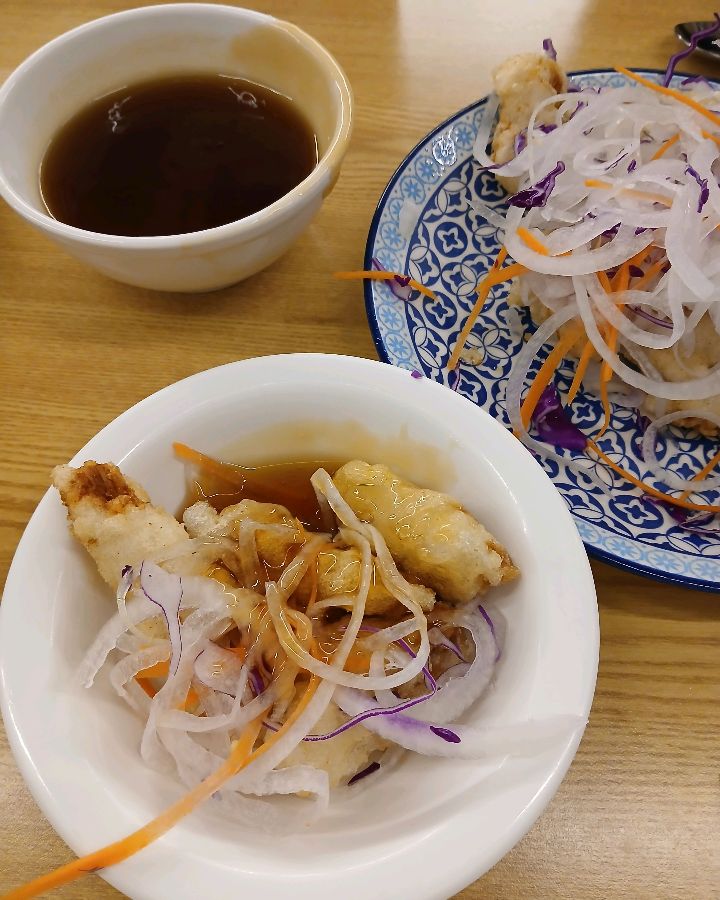 바삭함이 느껴지는 찹쌀 탕수육과 새콤달콤한 소스