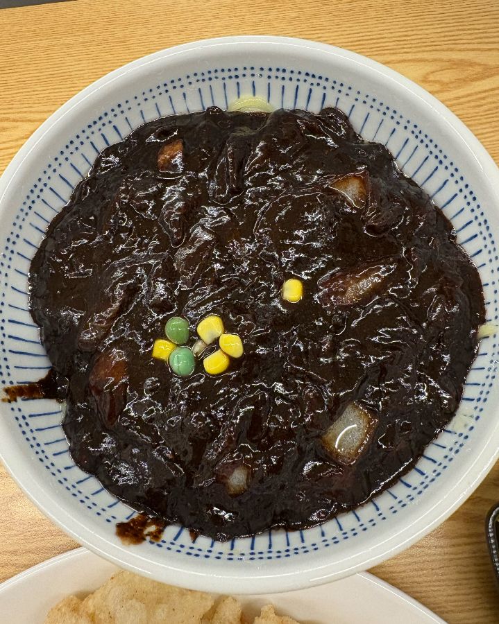 짜장 소스가 듬뿍 올려진 짜장면