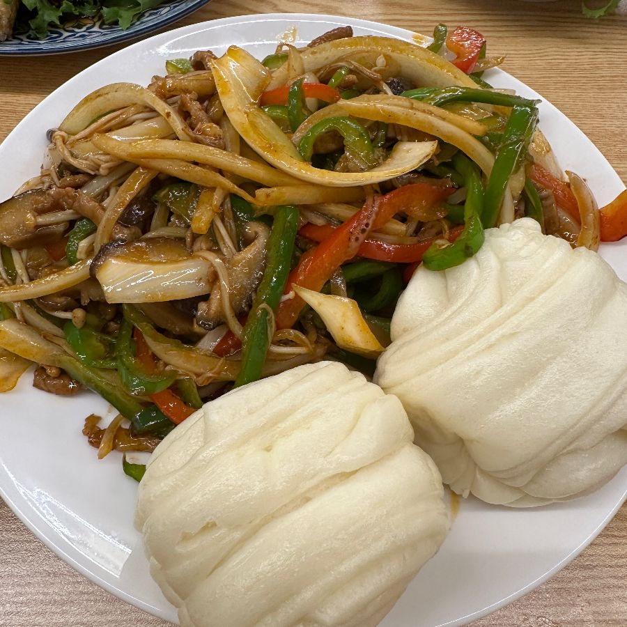 매콤한 고추잡채와 부드러운 꽃빵