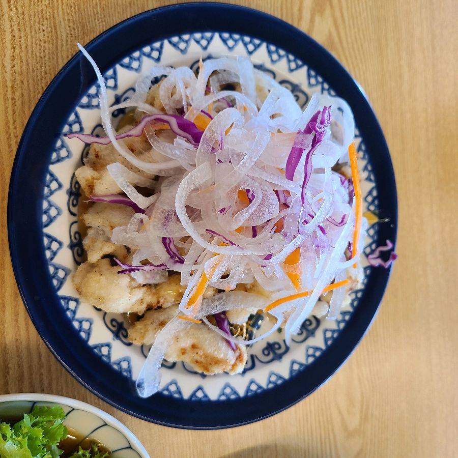 바삭한 닭튀김 위에 새콤달콤한 소스가 뿌려진 유린기