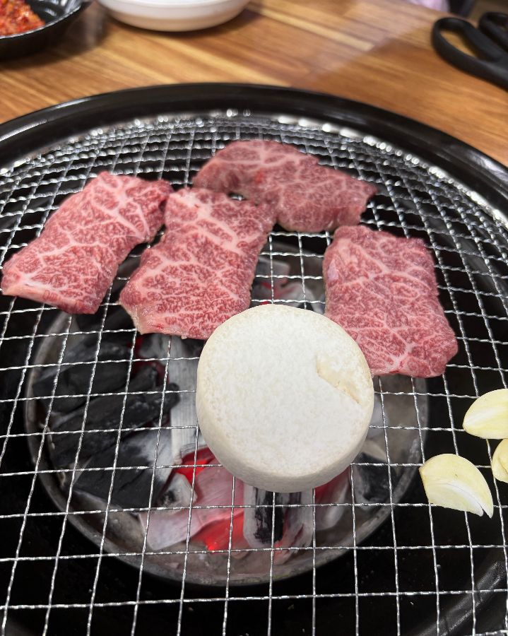 숯불 위에서 익어가는 한우