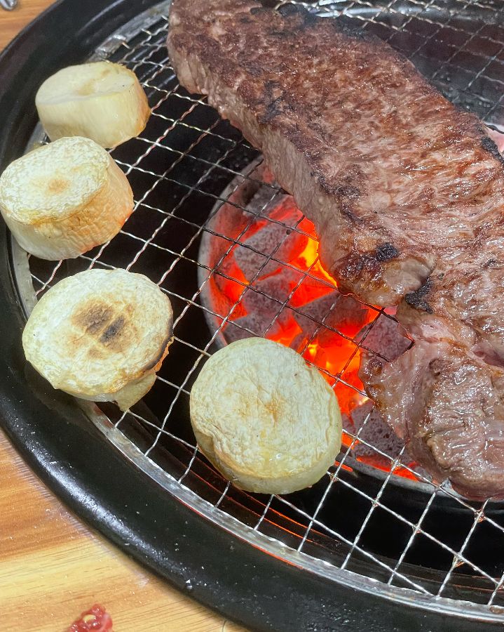 노릇하게 구워진 한우와 버섯