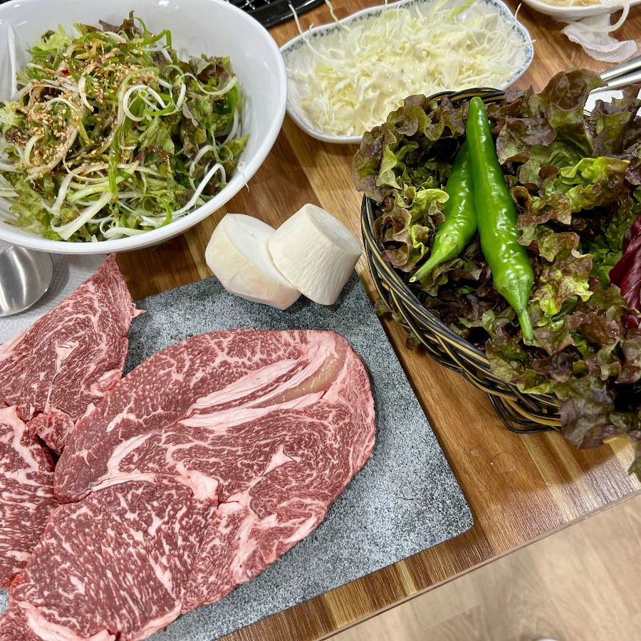 신선한 쌈 채소와 밑반찬