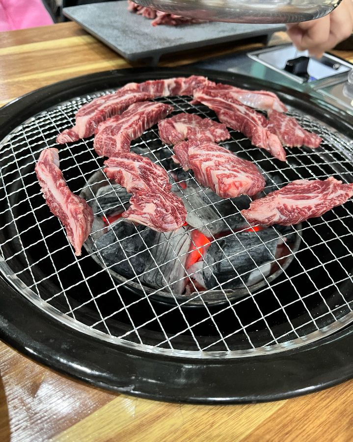 숯불 위에서 구워지는 갈비살