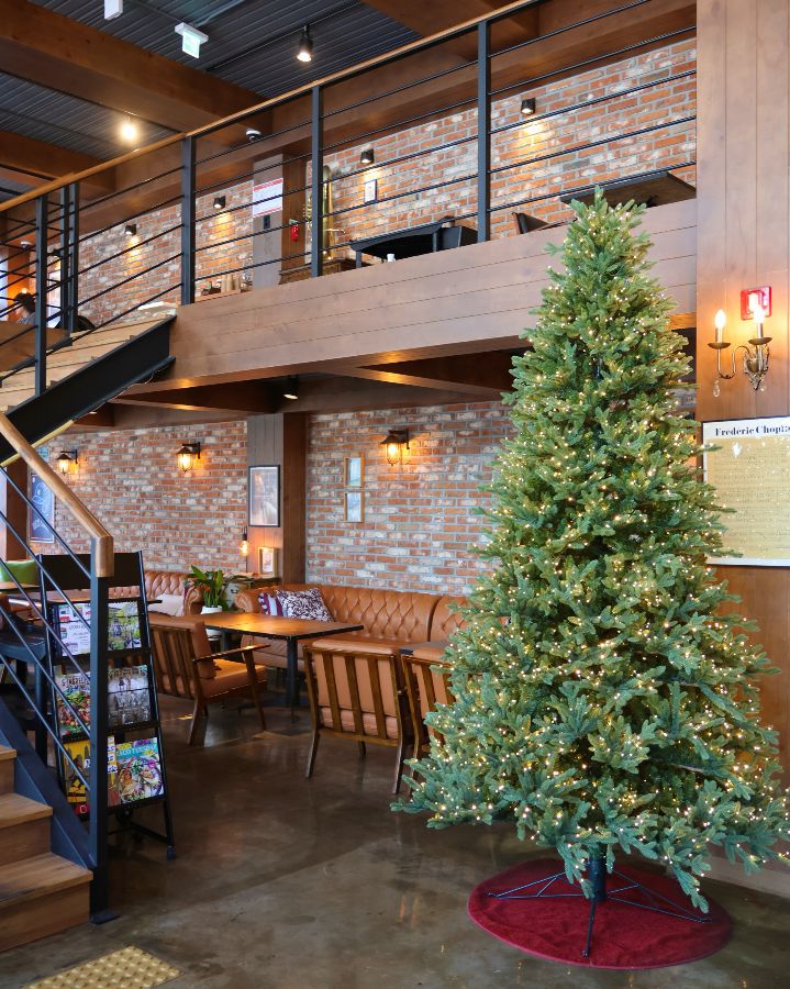 메리퀸즈 내부 인테리어, 높은 천장과 크리스마스 트리