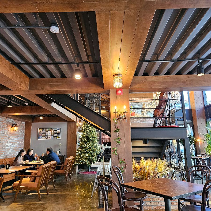 메리퀸즈 내부, 아늑한 테이블과 편안한 의자