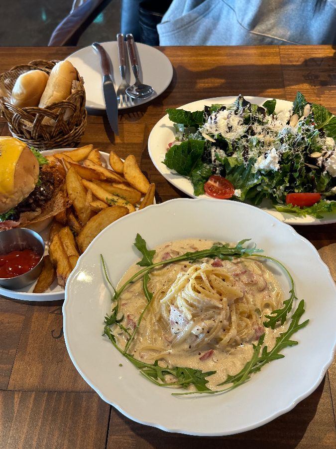 메리퀸즈 크림 파스타, 햄버거, 샐러드 한상차림