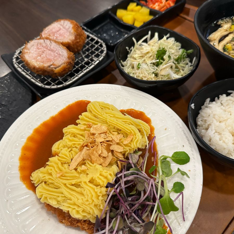 겉은 바삭하고 속은 촉촉한 히레카츠 정식