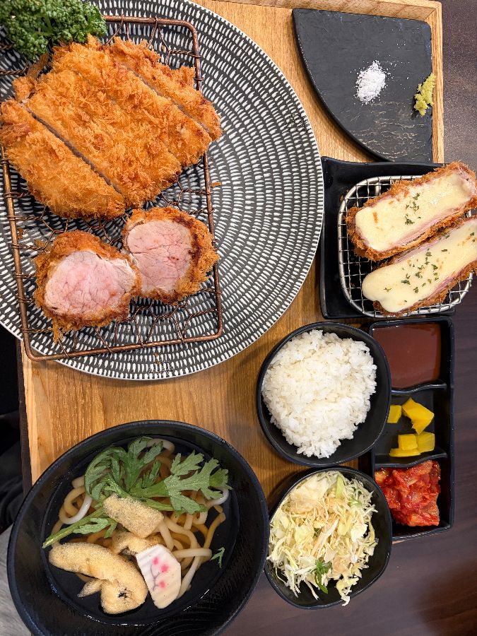 다양한 종류의 돈카츠를 한 상에서 즐길 수 있는 행복