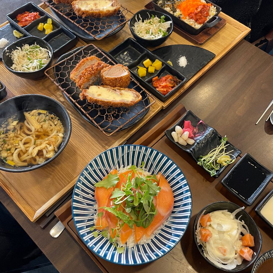 푸짐한 한 상 차림, 돈카츠, 알밥, 연어덮밥, 우동까지 완벽한 조합