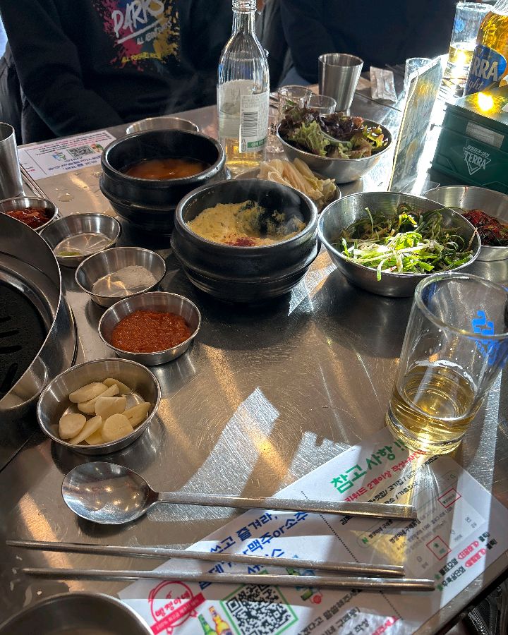 다채로운 곁들임 찬들이 정갈하게 담겨 나온 모습