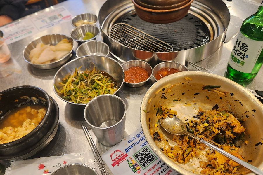 고기를 다 먹고 난 후 볶음밥을 볶아 먹는 모습