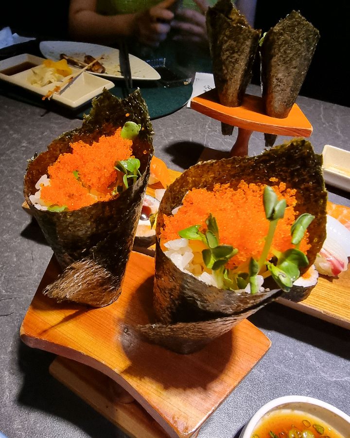 톡톡 터지는 날치알이 가득한 군함말이