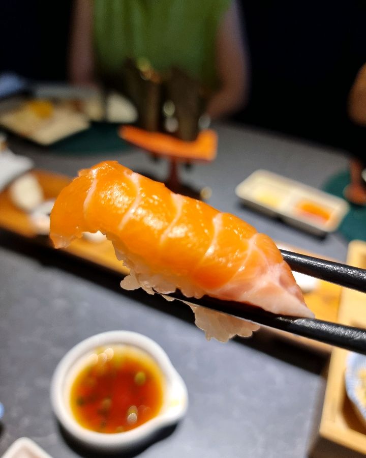 윤기가 흐르는 연어 초밥