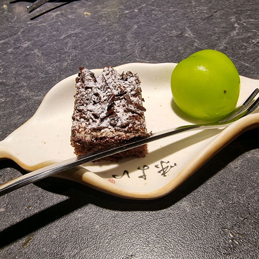 달콤한 케이크와 신선한 과일 디저트