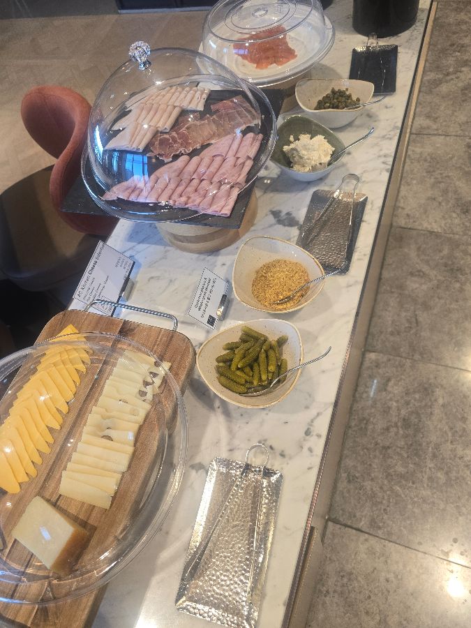 신선한 샐러드와 콜드컷